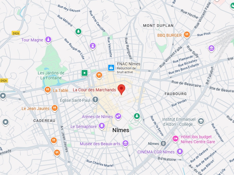 Carte de Nîmes, centre-ville. Marqueur rouge près de FNAC, La Cour des Marchands, Les Jardins de La Fontaine, Arènes de Nîmes. Rues et repères clés.